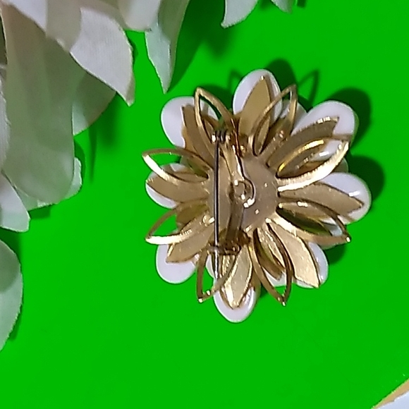 Vintage Flower Brooch - Picture 2 of 3